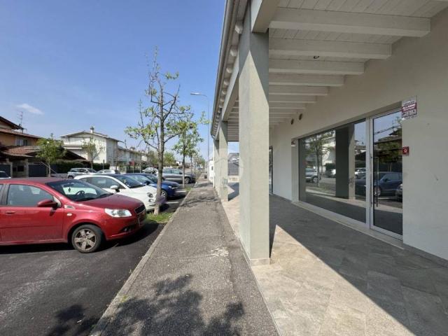 Locale Commerciale in affitto a Rodengo, Rodengo Saiano
