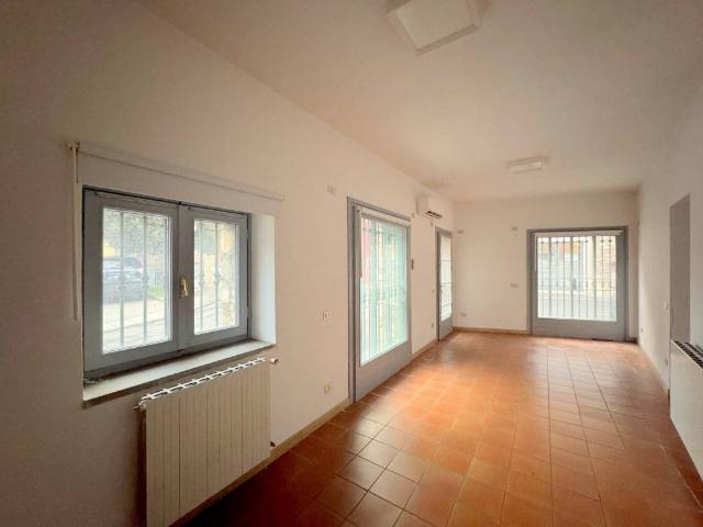 Locale Commerciale in affitto a Rodengo Saiano, Lombardia