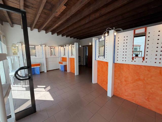Locale Commerciale in affitto a Rodigo, Lombardia