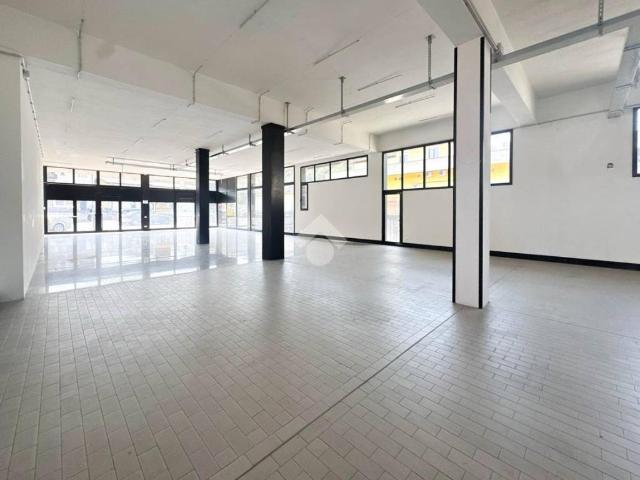Locale Commerciale in affitto a Comunità montana della Valle Sabbia, Roè Volciano