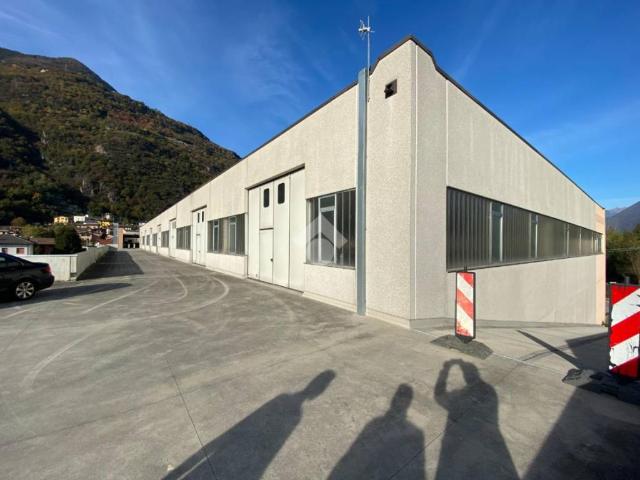 Locale Commerciale in affitto a Rogno, Lombardia