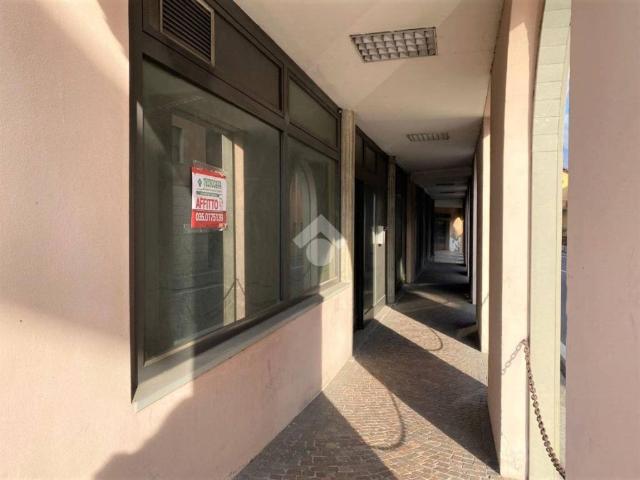 Locale Commerciale in affitto a Rogno, Lombardia