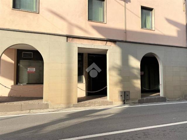Locale Commerciale in affitto a Rogno, Lombardia