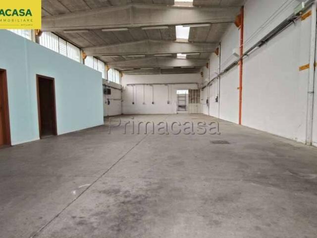 Locale Commerciale in affitto a Pianura Reggiana, Re