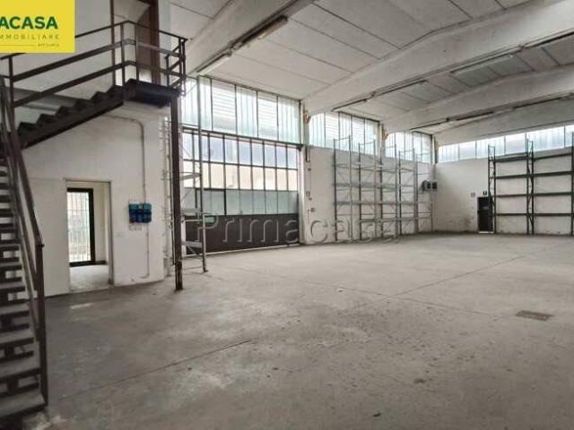 Locale Commerciale in affitto a Pianura Reggiana, Re