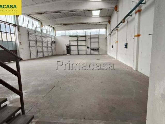 Locale Commerciale in affitto a Pianura Reggiana, Re