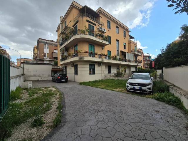 Locale Commerciale in affitto a Municipio Roma VII, Roma Capitale