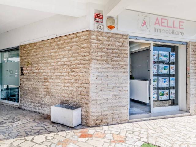 Locale Commerciale in affitto a Axa, Roma Capitale