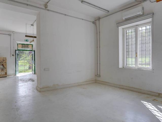 Locale Commerciale in affitto a Municipio Roma XIII, Roma Capitale