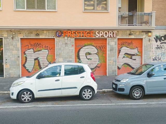 Locale Commerciale in affitto a Municipio Roma VII, Roma