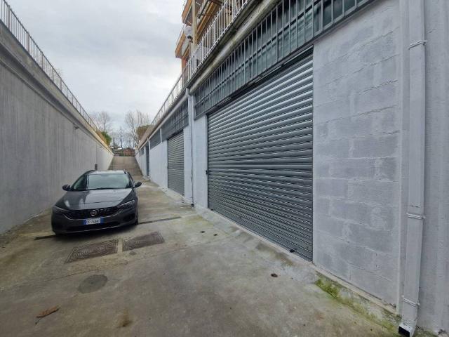 Locale Commerciale in affitto a Ponte Linari, Roma Capitale