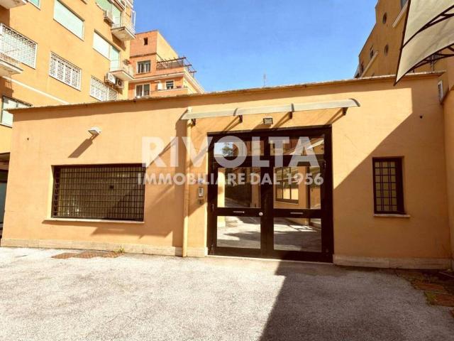 Locale Commerciale in affitto a Municipio Roma VII, Roma Capitale