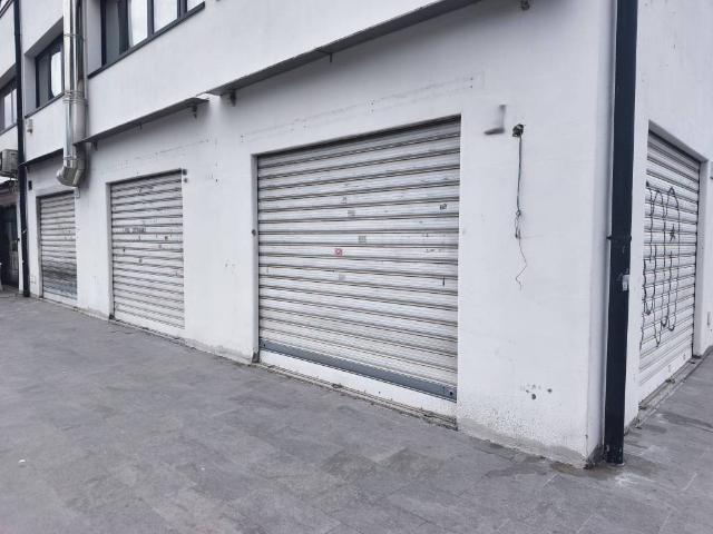 Locale Commerciale in affitto a Axa, Roma Capitale