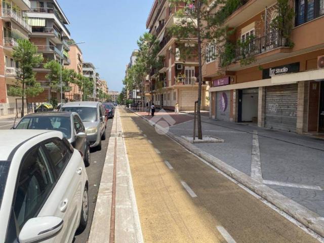 Locale Commerciale in affitto a Municipio Roma VII, Roma Capitale