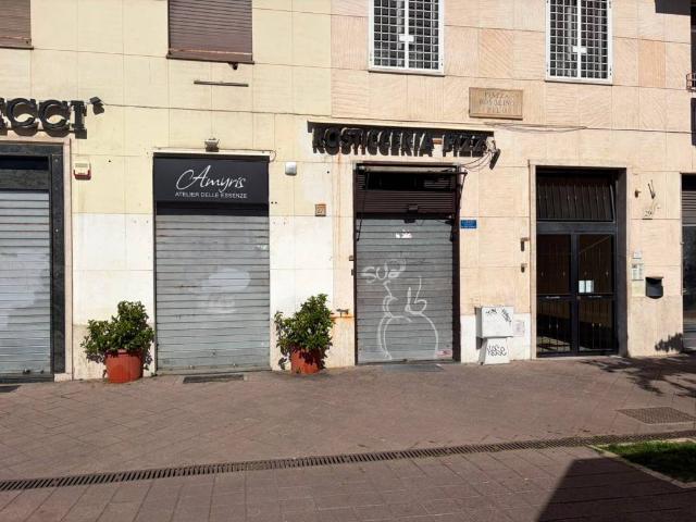 Locale Commerciale in affitto a Municipio Roma XII, Roma Capitale
