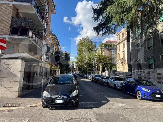 Locale Commerciale in affitto a Trieste, Roma