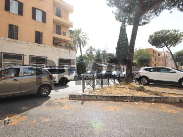 Locale Commerciale in affitto a Municipio Roma VII, Roma Capitale