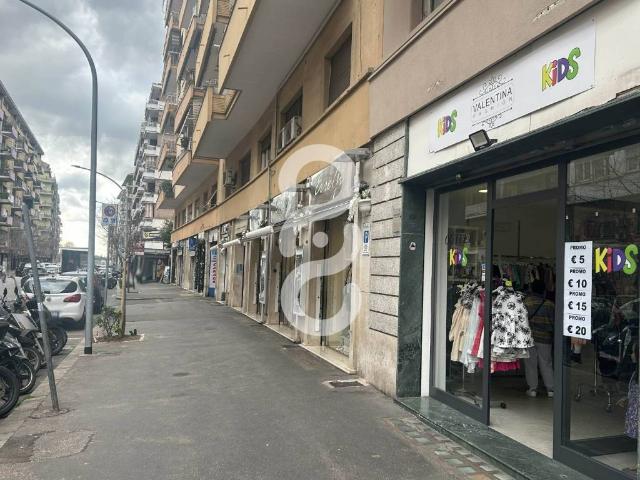 Locale Commerciale in affitto a Municipio Roma VII, Roma Capitale