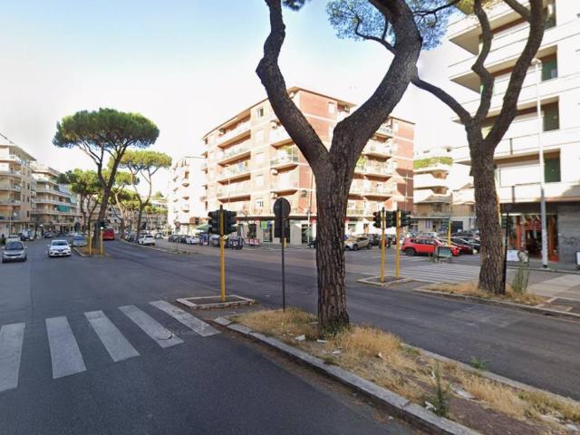 Locale Commerciale in affitto a Municipio Roma XIII, Roma Capitale