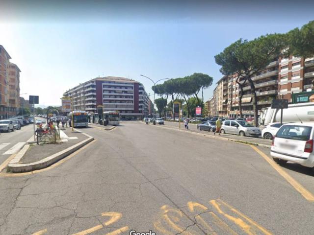 Locale Commerciale in affitto a Municipio Roma VII, Roma Capitale