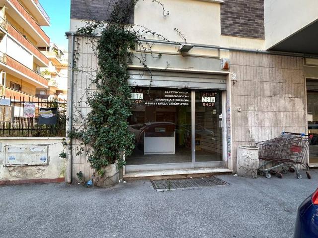 Locale Commerciale in affitto a Lido di Ostia, Roma Capitale