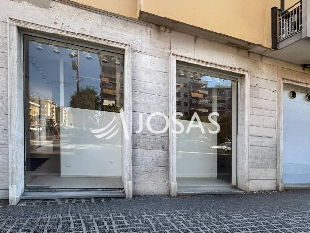 Locale Commerciale in affitto a Municipio Roma VII, Roma Capitale