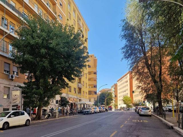 Locale Commerciale in affitto a Municipio Roma II, Roma Capitale