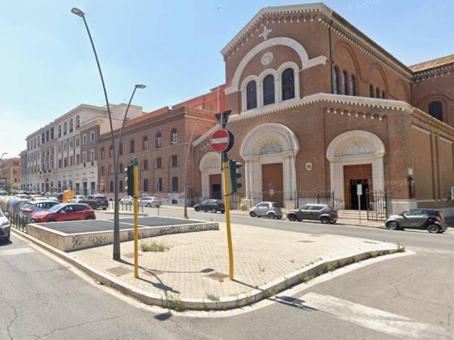 Locale Commerciale in affitto a Municipio Roma VII, Roma Capitale