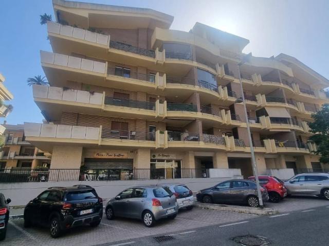 Locale Commerciale in affitto a Municipio Roma III, Roma Capitale
