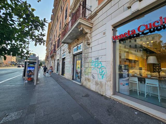 Locale Commerciale in affitto a Municipio Roma VII, Roma Capitale