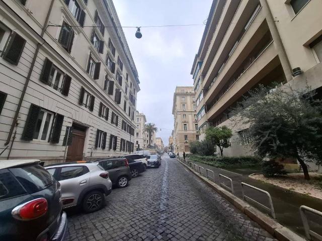 Locale Commerciale in affitto a Municipio Roma I, Roma Capitale