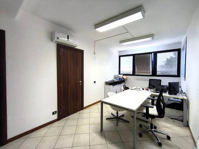 Locale Commerciale in affitto a Axa, Roma Capitale
