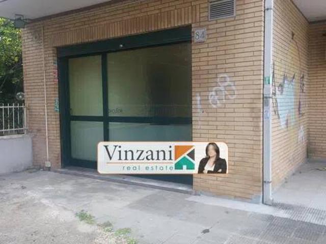 Locale Commerciale in affitto a Municipio Roma X, Roma Capitale