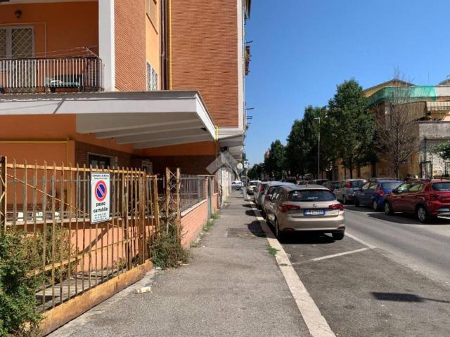 Locale Commerciale in affitto a Municipio Roma V, Roma Capitale