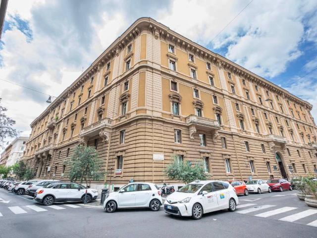 Locale Commerciale in affitto a Municipio Roma I, Roma Capitale