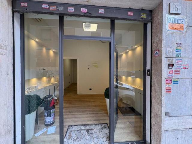 Locale Commerciale in affitto a Municipio Roma VII, Roma Capitale