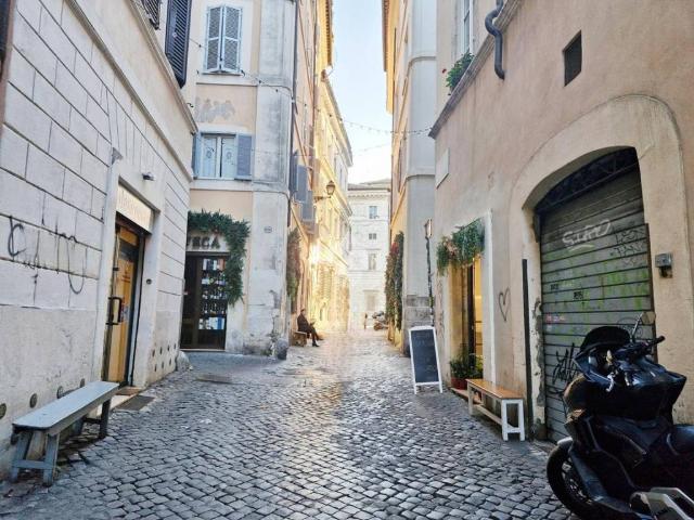 Locale Commerciale in affitto a Regola, Roma