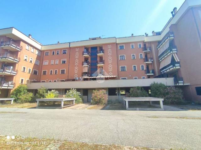 Locale Commerciale in affitto a Ponte Linari, Roma Capitale