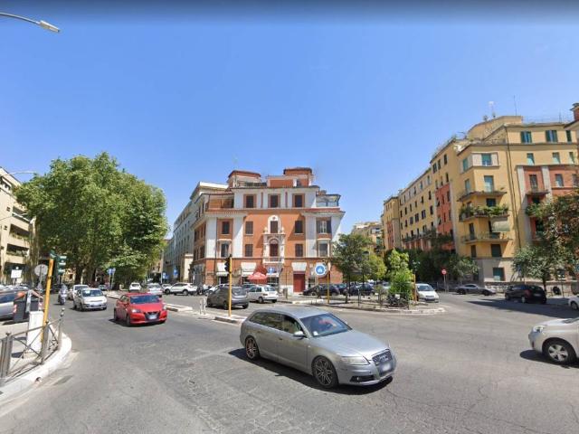Locale Commerciale in affitto a Municipio Roma VII, Roma Capitale