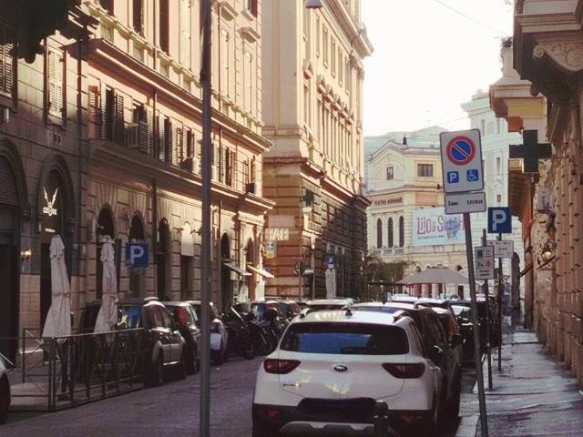 Locale Commerciale in affitto a Municipio Roma I, Roma Capitale