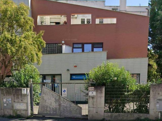Locale Commerciale in affitto a Casal Bernocchi, Roma Capitale