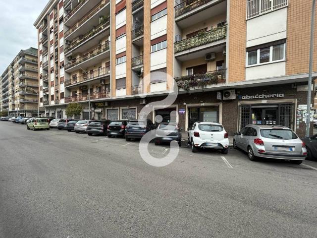 Locale Commerciale in affitto a Municipio Roma VII, Roma Capitale