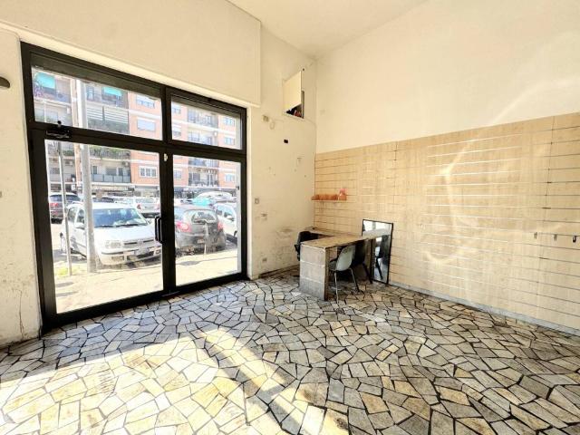 Locale Commerciale in affitto a Municipio Roma VII, Roma Capitale