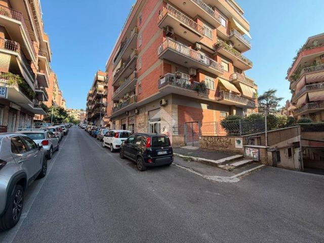 Locale Commerciale in affitto a Municipio Roma III, Roma Capitale