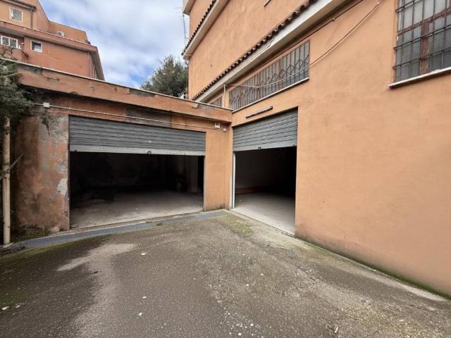 Locale Commerciale in affitto a Giardini Tor di Mezzavia, Roma Capitale