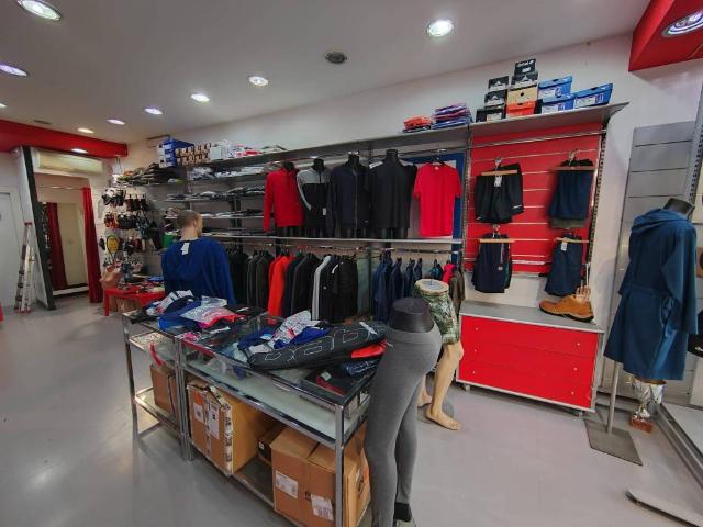 Locale Commerciale in affitto a Municipio Roma VII, Roma Capitale