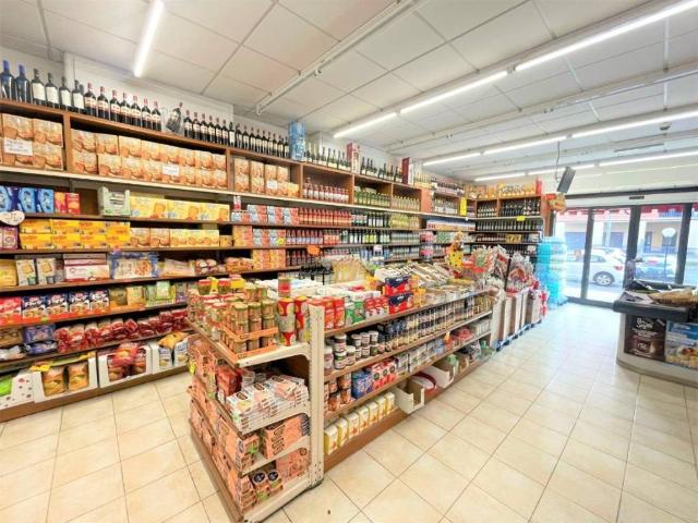 Locale Commerciale in affitto a Municipio Roma VII, Roma Capitale