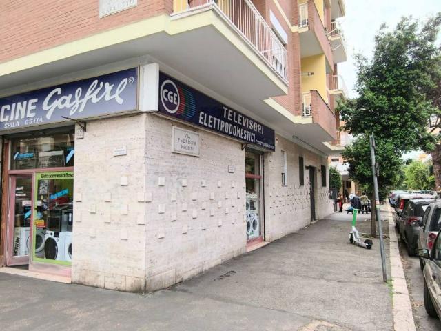 Locale Commerciale in affitto a Lido di Ostia, Roma Capitale