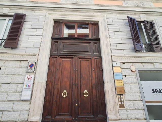 Locale Commerciale in affitto a Municipio Roma I, Roma Capitale