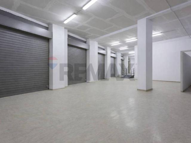 Locale Commerciale in affitto a Municipio Roma VII, Roma Capitale